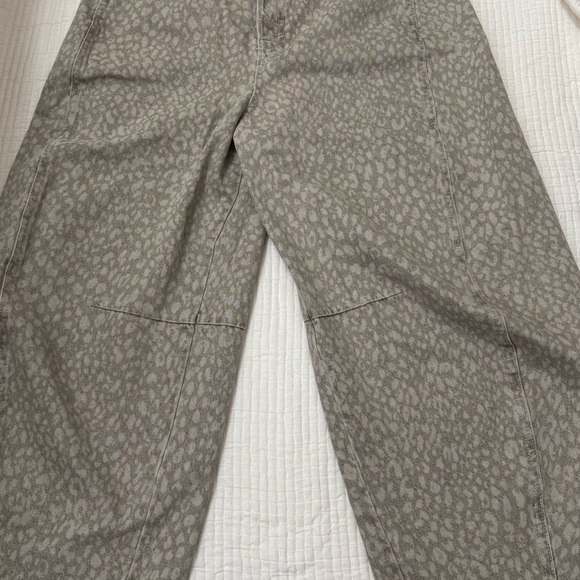 Women's Leopard Print Barrel Jeans - Taupe - Picture 2 of 2